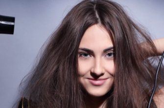 девушка сушит волосы феном