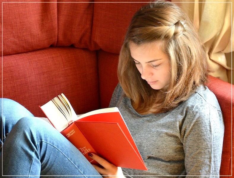 девушка читает книгу